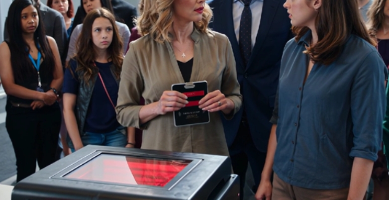 We Were At The Airport, Heading To Hawaii. At Check-In, My Brother Waved His First Class Ticket Like A Trophy. He Held Out My Ticket With Two Fingers. “Economy. Don’t Complain—This Is All You Can Handle,” He Smirked. I Didn’t Argue. I Simply Placed My ID On The Scanner. The Agent Gasped As THE SCREEN FLASHED RED