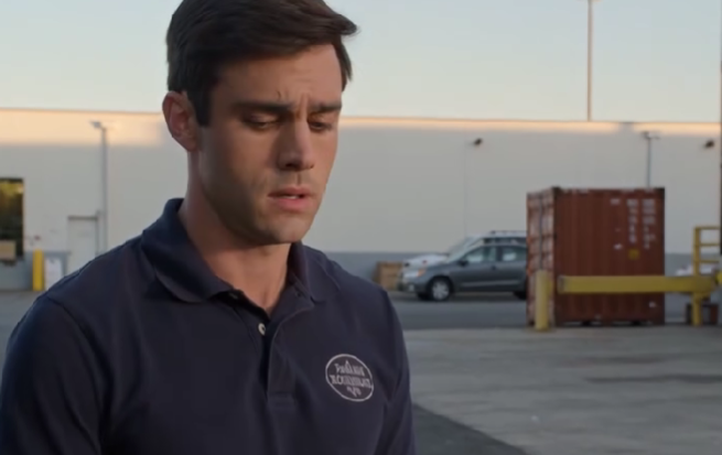 Vid 17 anklagade min adoptivsyster mig för att ha gjort henne gravid. Min familj förnekade mig, min flickvän gick och jag försvann. Tio år senare kom sanningen fram, och de dök upp gråtande vid min dörr. Jag svarade inte.