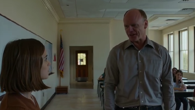 Hela klassen tvivlade på tonåringen när han pratade om sin mammas förflutna i ett elitserviceteam — blev sedan tyst när hon gick in med människorna som hade tjänat bredvid henne.