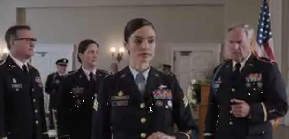 Morgonen efter min systers minnesmärke ringde hennes chef mig från ingenstans och sa, “Laura, snälla säg ingenting till familjen förrän du ser detta.” Jag trodde att jag var beredd på vad som helst. Sedan gick jag in på hans kontor, såg vem som stod bakom honom och stannade i mina spår.