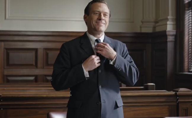 Min man log utanför skilsmässorättssalen som om han redan hade begravt mig, tills min far tryckte upp dörrarna med en sprucken lädermapp och sa: “Jag protesterar mot uppdelningen av tillgångar som aldrig tillhörde Mr. Bennett”— och för första gången, mannen som tog mitt företag, mitt hem och mitt äktenskap slutade se ut som en vinnare.