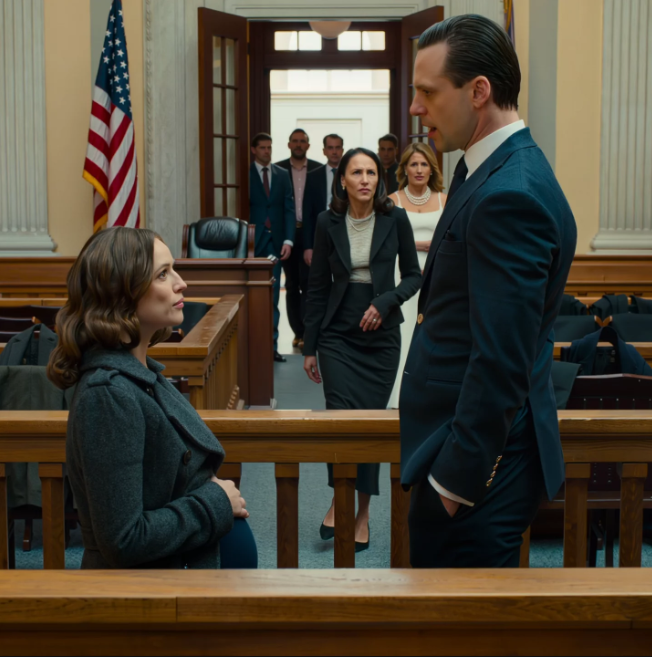 Rättssalen var redo att se en gravid fru förlora allt efter två års tystnad, saknade pengar och en man som trodde att han hade planerat det perfekta slutet—tills dörrarna öppnades och fem oväntade figurer klev in, med skivor, gamla sår, och den sortens tysta visshet som kan förvandla en familjs privata hjärtesorg till det ögonblick en noggrant byggd version av sanningen börjar spricka.