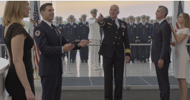 “Vem släppte in henne?” Min bror Viskade. 100 tätningar stod upp i tystnad. Befälhavaren sa: “Det är hennes — Dr. Evelyn Maddox, militär underrättelseofficer. Hon räddade oss alla.” Min familj fryser. MIN BROR TITTADE BORT.