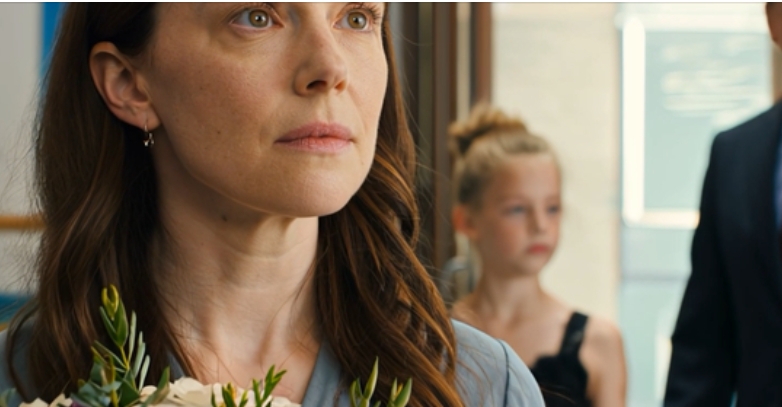 Min man valde vår dotters dansrecital för att komma för nära kvinnan han såg. Jag skrek inte. Jag skapade ingen scen. Jag väntade—Till vår jubileumsfest, när jag kysste hennes man.